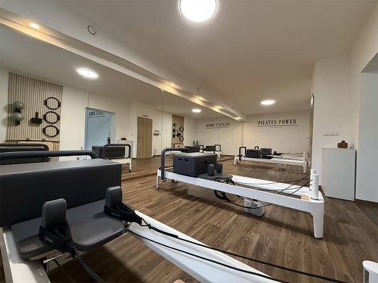 Kontrolované nastavení těla při Reformer Pilates v Pilates Power Kontrolované nastavení těla při Reformer Pilates v Pilates Power