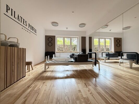 Malá skupina Reformer Pilates ve studiu Pilates Power Malá skupina Reformer Pilates ve studiu Pilates Power